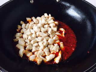 21、宫保鸡丁,改大火，放入鸡丁。