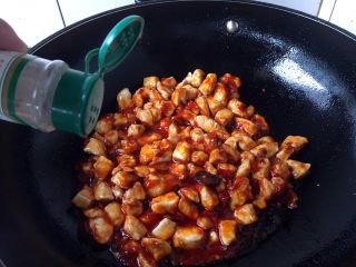 22、宫保鸡丁,把鸡丁翻炒均匀，放入1小勺白胡椒粉，再翻炒两下。