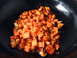 23、宫保鸡丁,倒入胡萝卜，翻炒均匀。