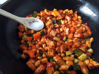 26、宫保鸡丁,加入少许盐