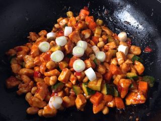 28、宫保鸡丁,最后放入葱段，翻炒均匀即可。