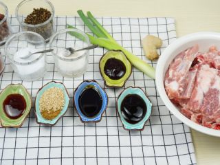 1、蜜汁烤排骨,先来一张“全体照”