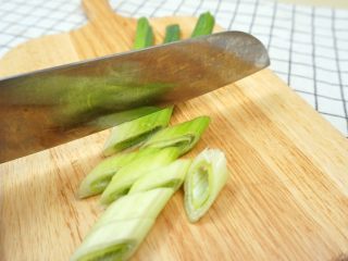 3、蜜汁烤排骨,葱切小段。