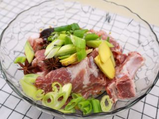 5、蜜汁烤排骨,把除了辣椒粉、白芝麻、孜然粉以外的调料都倒入到排骨里面。