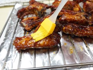 12、蜜汁烤排骨,出烤箱前10分钟刷一层油蜂蜜。