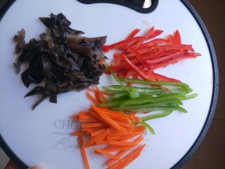 5、鱼香肉丝,木耳切成丝，青红椒切成丝，胡萝卜切丝。