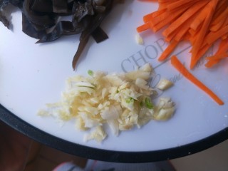 6、鱼香肉丝,再切一些蒜末