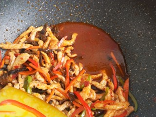 11、鱼香肉丝,另外用一个小碗调一个鱼香汁倒进去。（忘了拍照)。生抽，醋，耗油，水，淀粉，白糖。