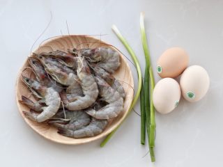 1、虾仁炒鸡蛋,准备好所需食材