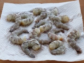 2、虾仁炒鸡蛋,鲜虾剥去外壳后挑出背部虾线，用清水冲洗干净，再放到厨房纸上吸去表面多余的水分