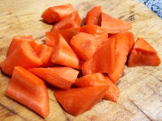 8、排骨炖萝卜,胡萝卜也是切成块状备用