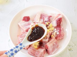 5、排骨蒸芋头,加入蚝油