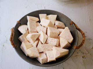 11、排骨蒸芋头,芋头去皮洗净滚刀切块,铺上盘底备用