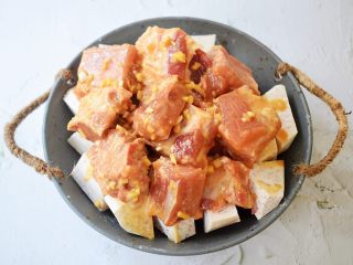 13、排骨蒸芋头,再把排骨铺在芋头上面