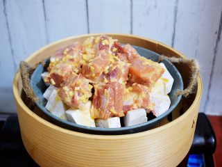 14、排骨蒸芋头,蒸锅烧开水后,放入芋头排骨,中火蒸35-40分钟即可