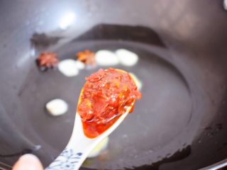 4、东北乱炖,加入豆瓣酱炒出红油