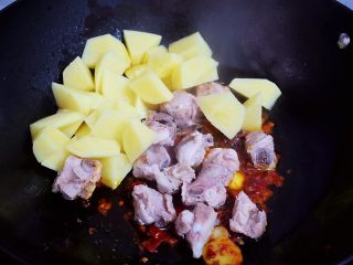 5、东北乱炖,加入排骨和土豆