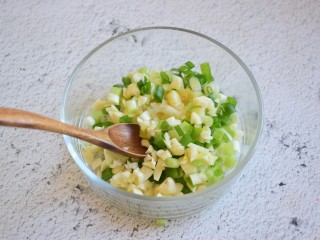 2、凉拌秋葵,葱花和蒜末放入碗中