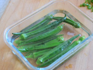 6、凉拌秋葵,放凉水中过一下