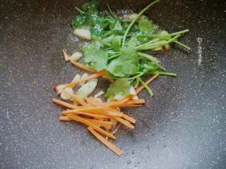 7、酸辣酥肉汤,加入少许胡萝卜丝和香菜段