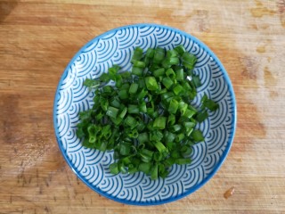 7、蒜蓉粉丝开背虾,小葱切圈备用。