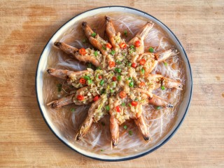 16、蒜蓉粉丝开背虾,出锅后撒上小葱绿即可。