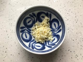 4、芹菜拌木耳,大蒜去皮洗净之后切成末