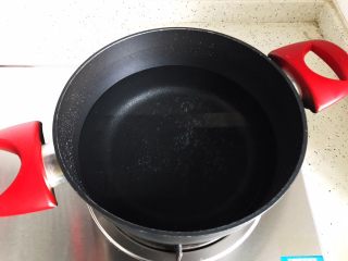 7、芹菜拌木耳,锅内煮适量清水