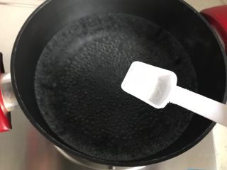 8、芹菜拌木耳,水开后放入一丢丢细盐