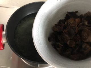 13、芹菜拌木耳,放入木耳，如果你讲究一点也可以换一锅水，我偷懒没有换