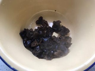 15、芹菜拌木耳,捞出，控干水分