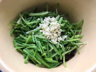 16、芹菜拌木耳,将芹菜和大蒜一同加入