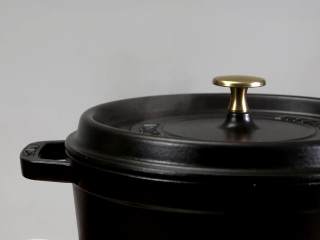 6、手撕椒麻鸡,煮到香味出来，盖上锅盖焖煮