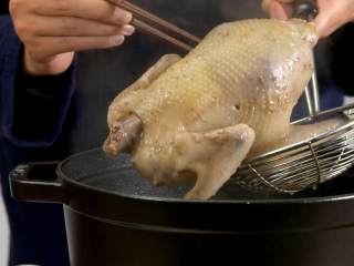 8、手撕椒麻鸡,直至筷子可以戳破鸡肉，将鸡捞出，放置一边，待其凉透