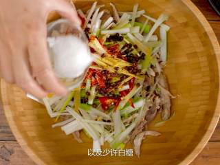 12、手撕椒麻鸡,将鸡丝倒入盆中，倒入京葱丝、红椒丝、姜丝、椒麻油以及少许白糖、生抽、醋、麻油、再加一点鸡汤