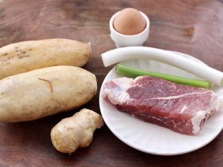 1、藕夹肉,首先备齐炸藕盒的食材。