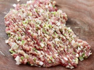3、藕夹肉,用刀剁成泥，自己剁的肉馅好吃。