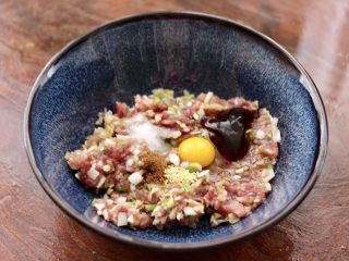4、藕夹肉,把剁碎的猪肉馅放入碗里，加入鹌鹑蛋和料酒，适量的盐和花椒粉，再加入蚝油和鸡精。