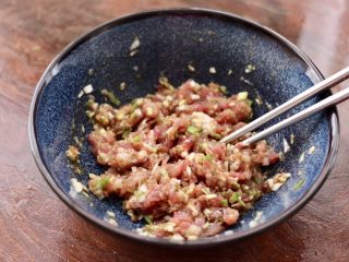 5、藕夹肉,把所有的食材顺时针方向搅拌均匀。