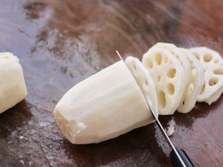 6、藕夹肉,把藕去皮后洗净，用刀把藕切成薄薄的连刀片。