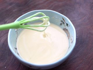 10、藕夹肉,加入适量的清水，把面糊搅打成流动性状态就可以了。