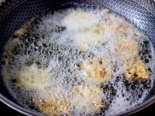 12、藕夹肉,放入锅中小火慢慢炸至两面金黄色即可。