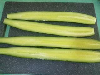 3、腌黄瓜,将黄瓜对半切开