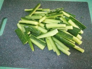 5、腌黄瓜,然后把黄瓜切成长条