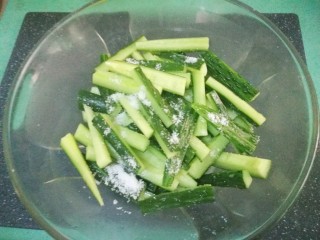 6、腌黄瓜,加点盐腌制十分钟，杀出水来