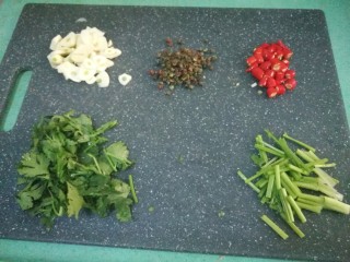 7、腌黄瓜,准备好配料，蒜瓣切小块，辣椒切丁，香菜根和叶子分开切