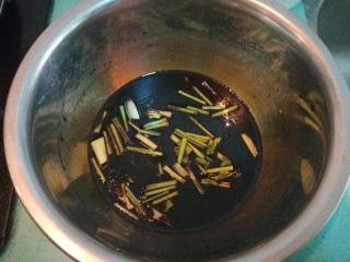 16、腌黄瓜,放入香菜杆