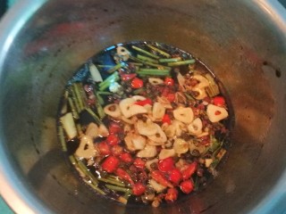 17、腌黄瓜,倒入煎好的辣椒蒜瓣油