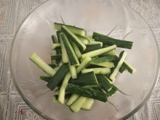 18、腌黄瓜,杀出水分的黄瓜滤干水分