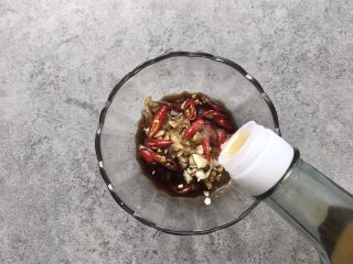 6、凉拌香辣杏鲍菇,香油少许增加香味